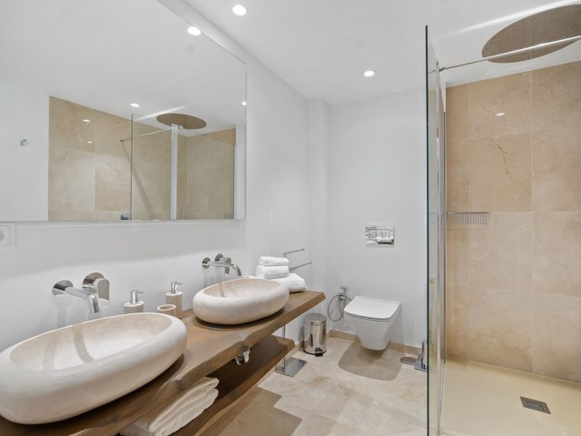 Villa avec 5 Chambres  à Nueva Andalucía