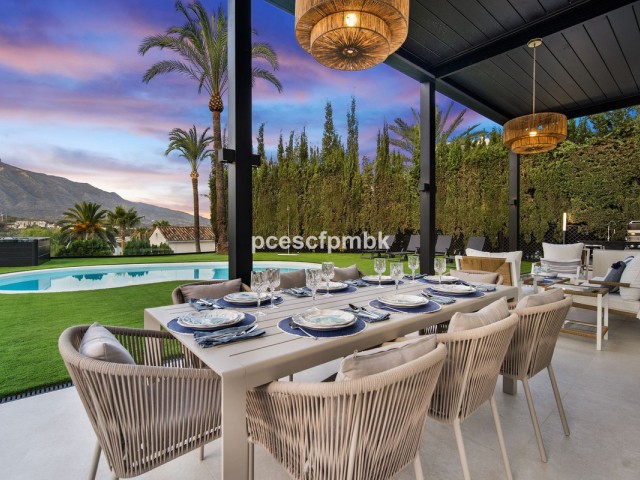 Villa con 5 Dormitorios  en Nueva Andalucía