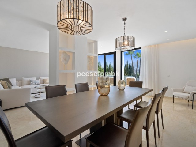 Villa con 5 Dormitorios  en Nueva Andalucía