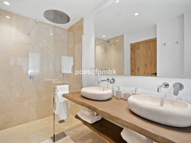 Villa con 5 Dormitorios  en Nueva Andalucía