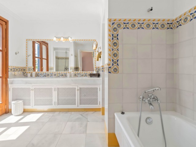 7 Bedrooms Villa in Benahavís