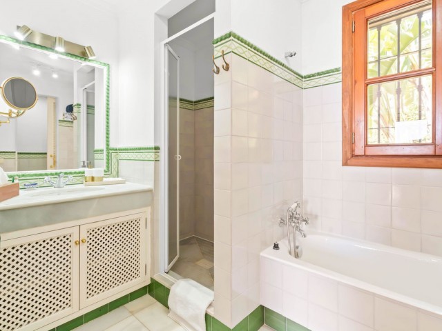 7 Bedrooms Villa in Benahavís