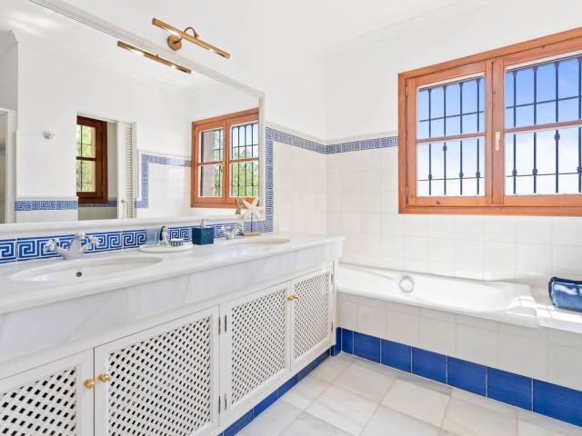 7 Bedrooms Villa in Benahavís