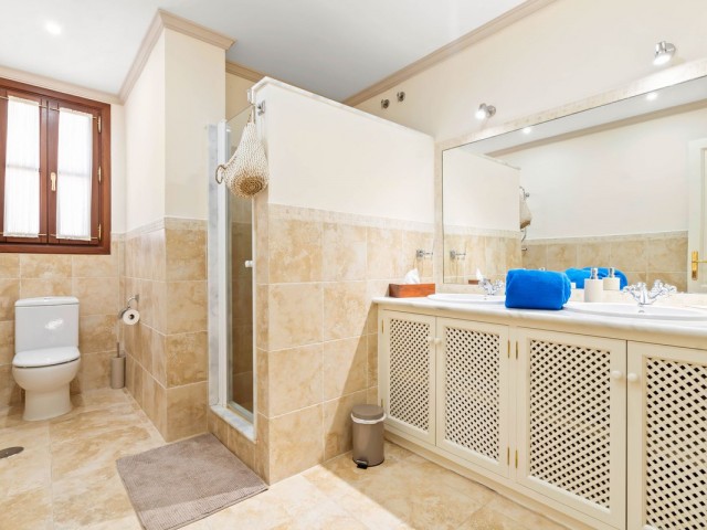 7 Bedrooms Villa in Benahavís