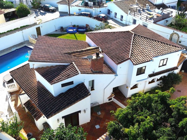 6 Soveroms Villa i Estepona