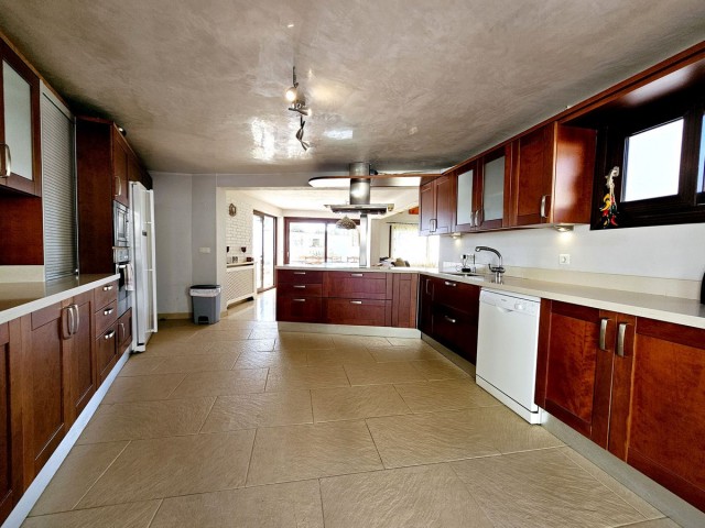 6 Soveroms Villa i Estepona