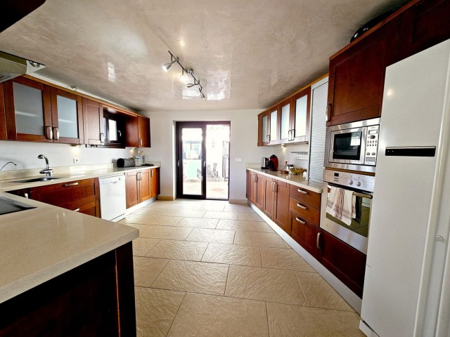 6 Soveroms Villa i Estepona