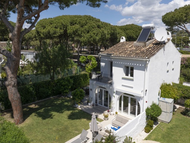 3 Bedrooms Villa in Estepona