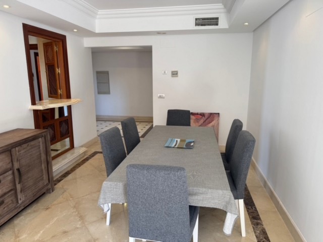 Apartamento con 2 Dormitorios  en Estepona