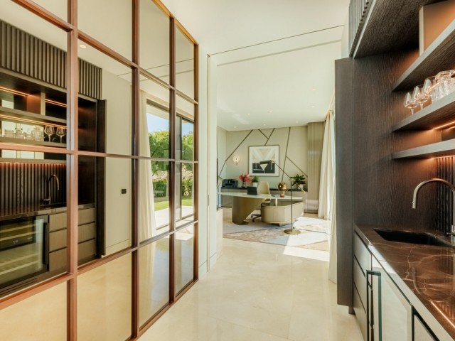 8 Bedrooms Villa in Benahavís