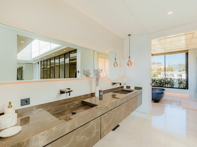 8 Bedrooms Villa in Benahavís