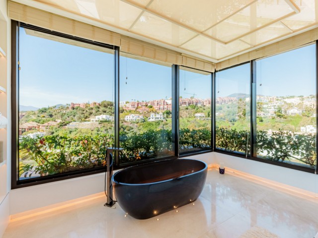 8 Bedrooms Villa in Benahavís