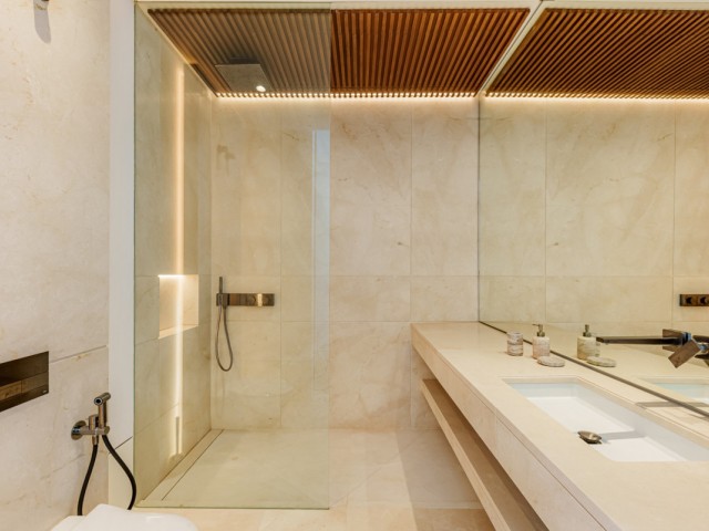 8 Bedrooms Villa in Benahavís