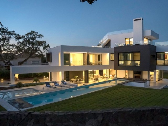 5 Bedrooms Villa in San Roque Club