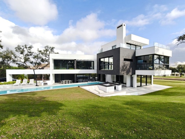 5 Bedrooms Villa in San Roque Club