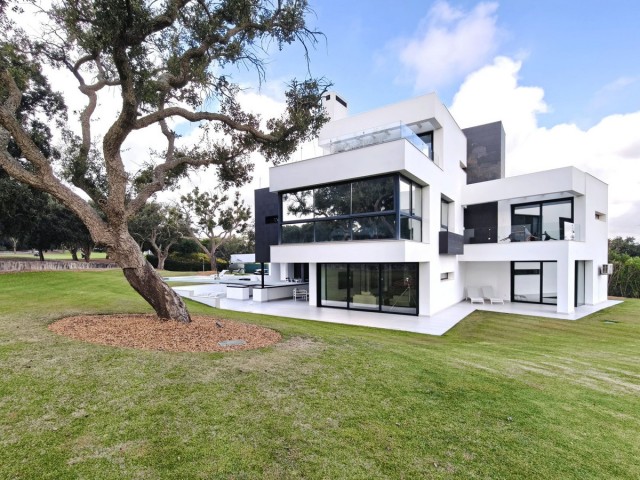 5 Bedrooms Villa in San Roque Club