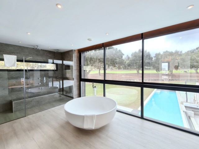 5 Bedrooms Villa in San Roque Club