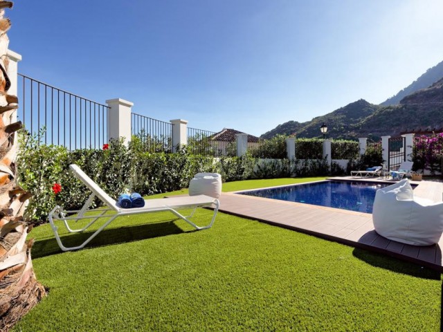 5 Bedrooms Villa in Benahavís