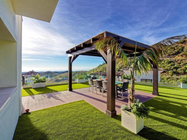 5 Bedrooms Villa in Benahavís