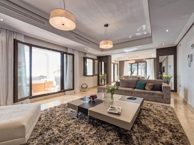 5 Bedrooms Villa in Benahavís