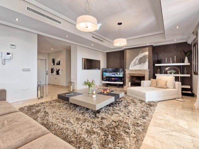 5 Bedrooms Villa in Benahavís