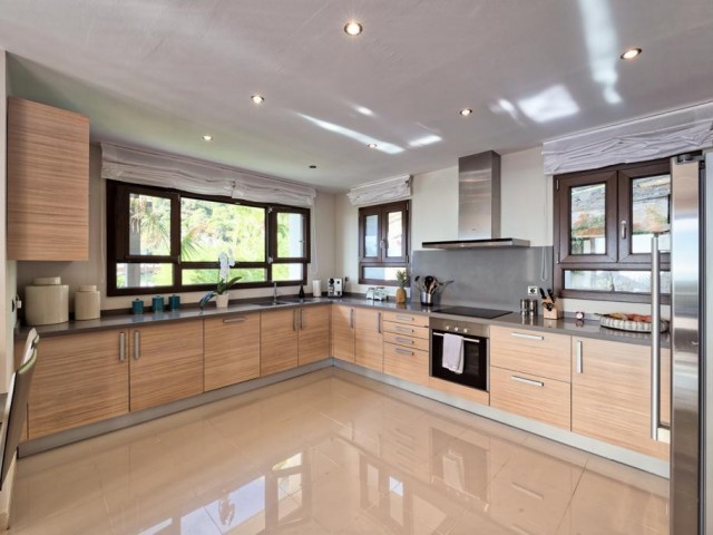 5 Bedrooms Villa in Benahavís