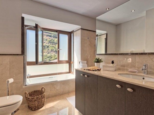 5 Bedrooms Villa in Benahavís