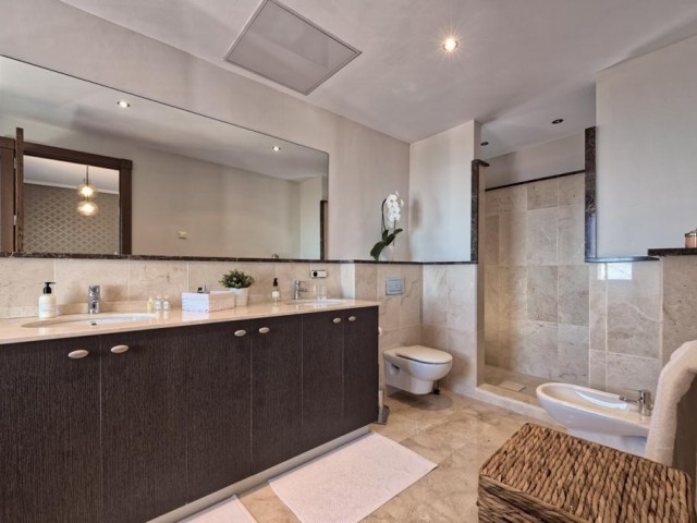 5 Bedrooms Villa in Benahavís