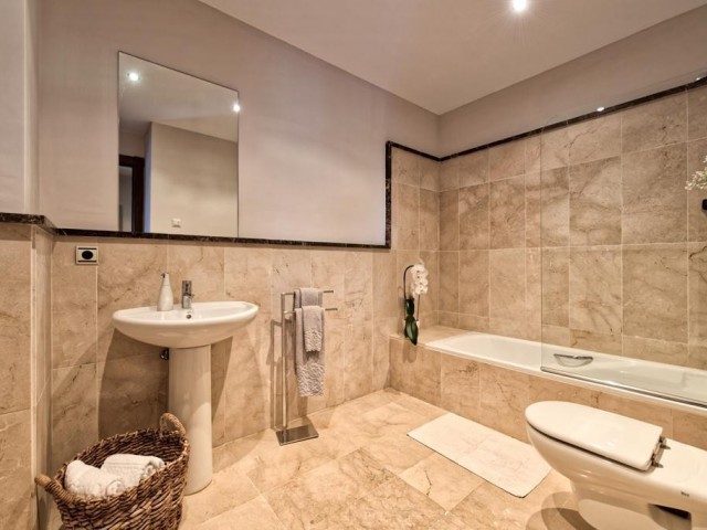 5 Bedrooms Villa in Benahavís