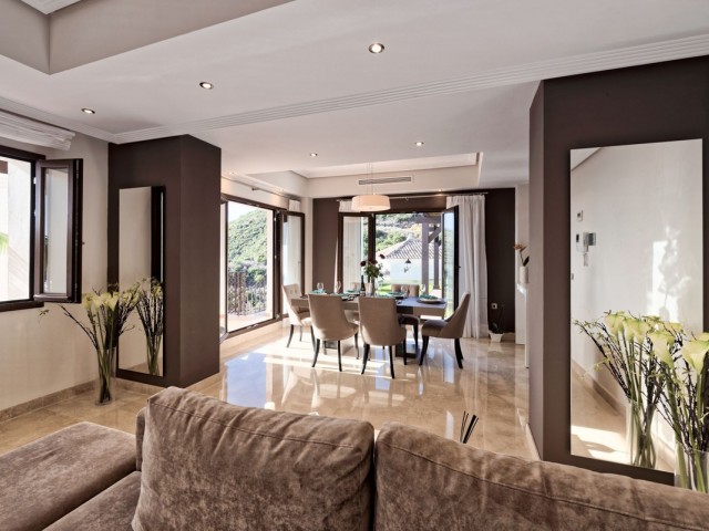 5 Bedrooms Villa in Benahavís