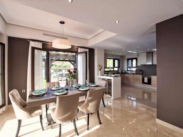 5 Bedrooms Villa in Benahavís