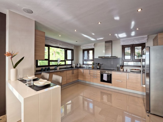 5 Bedrooms Villa in Benahavís