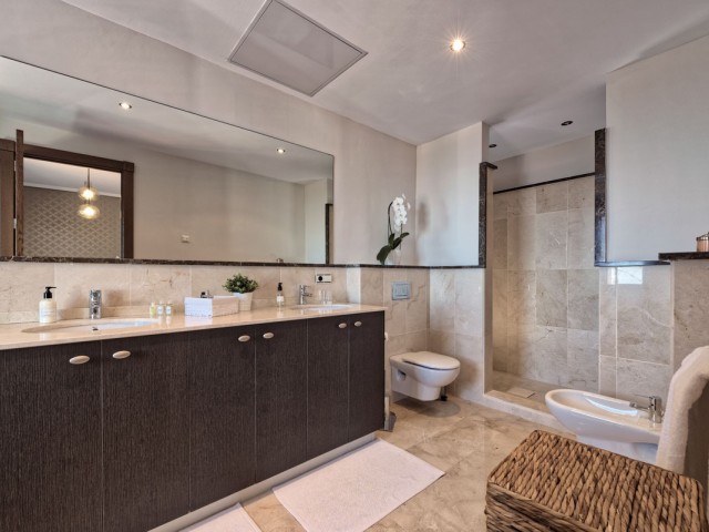 5 Bedrooms Villa in Benahavís