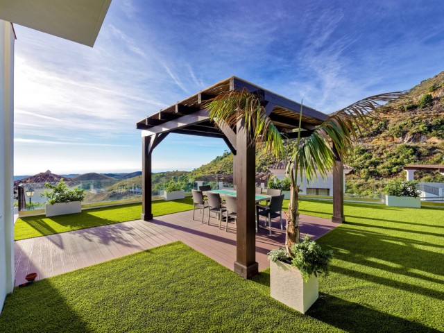 5 Bedrooms Villa in Benahavís