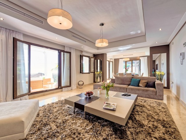 5 Bedrooms Villa in Benahavís