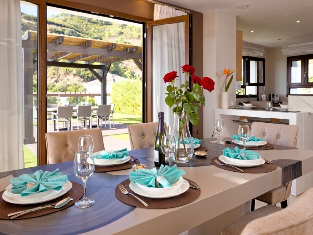 5 Bedrooms Villa in Benahavís