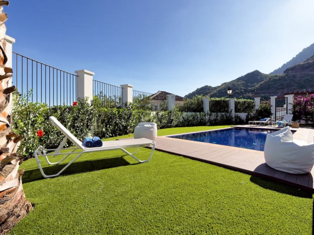 5 Bedrooms Villa in Benahavís