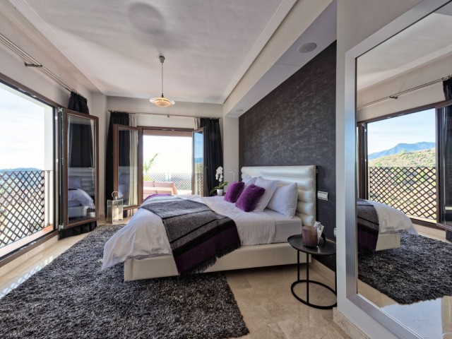 5 Bedrooms Villa in Benahavís