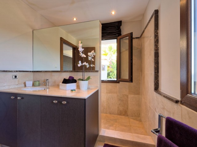 5 Bedrooms Villa in Benahavís