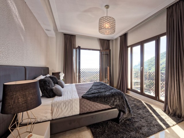 5 Bedrooms Villa in Benahavís