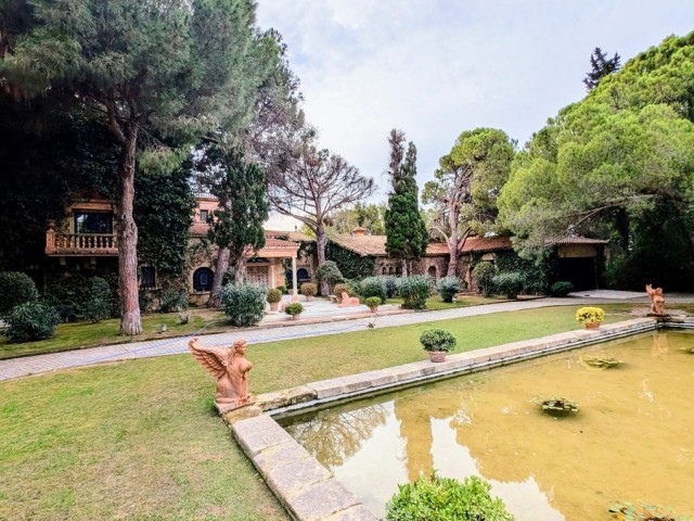 16 Bedrooms Villa in Sotogrande