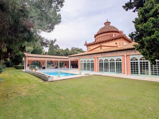 16 Bedrooms Villa in Sotogrande