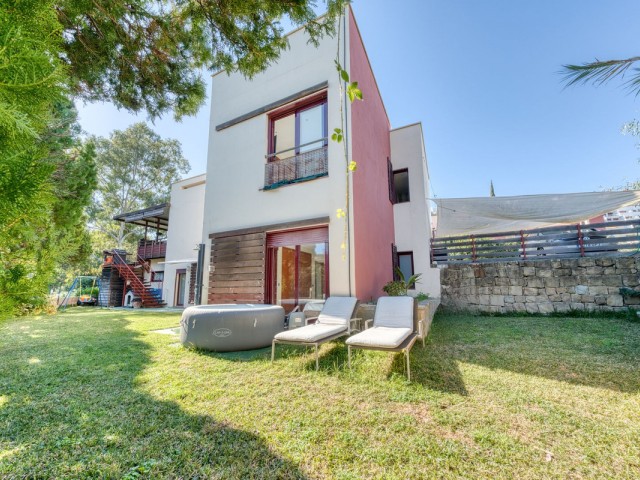 Villa con 4 Dormitorios  en Selwo