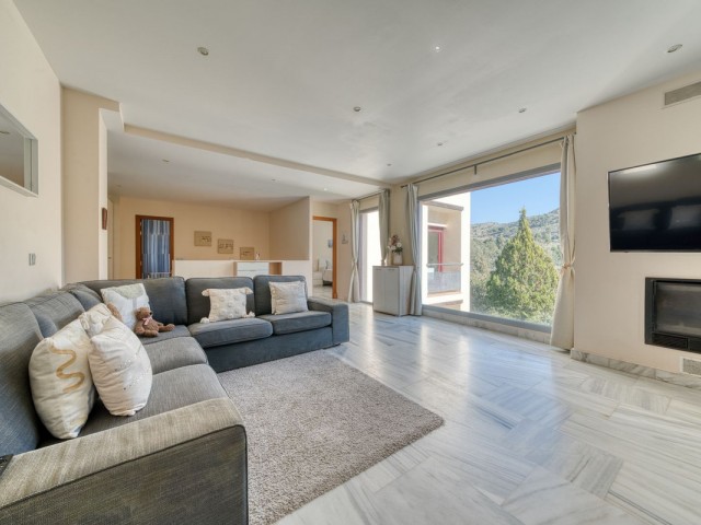 Villa con 4 Dormitorios  en Selwo