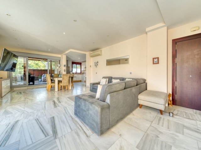 Villa con 4 Dormitorios  en Selwo