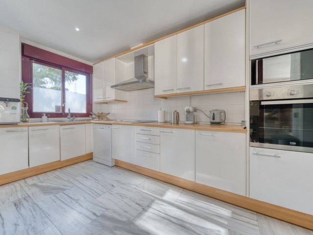 Villa con 4 Dormitorios  en Selwo