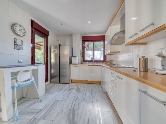 Villa con 4 Dormitorios  en Selwo