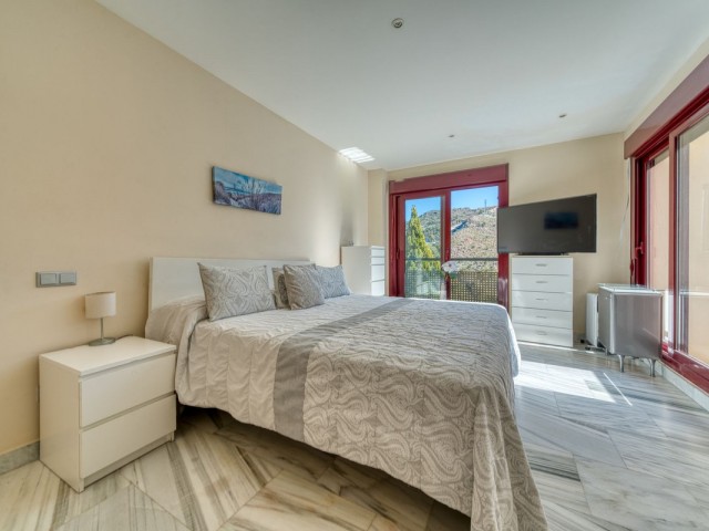 Villa con 4 Dormitorios  en Selwo