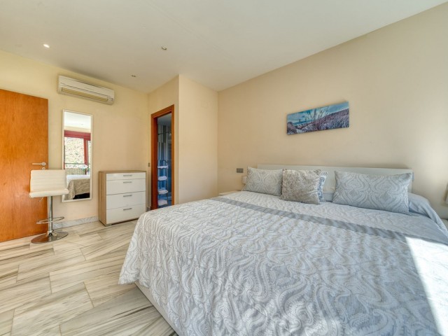 Villa con 4 Dormitorios  en Selwo