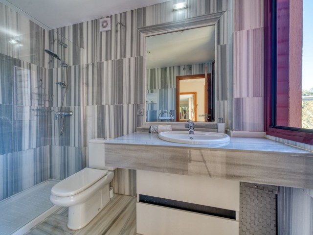 Villa con 4 Dormitorios  en Selwo